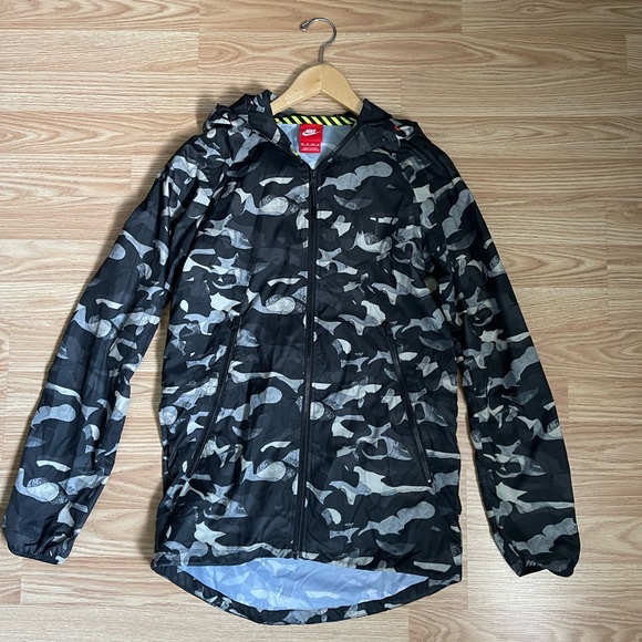 Nike Windbreaker - Picture 1 of 3